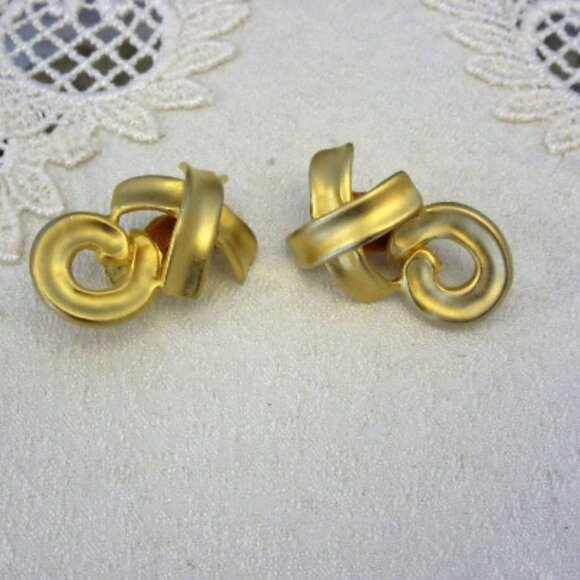 Vintage Signed Norma Jean Gold Tone X and Os Clip On Earrings - Picture 2 of 4